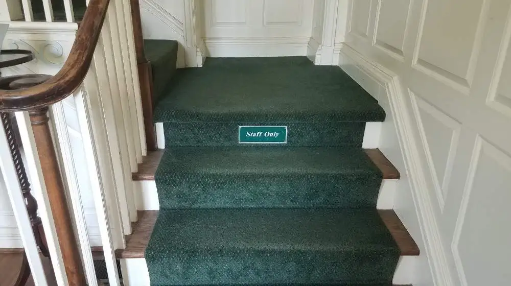 how to choose a carpet for stairs